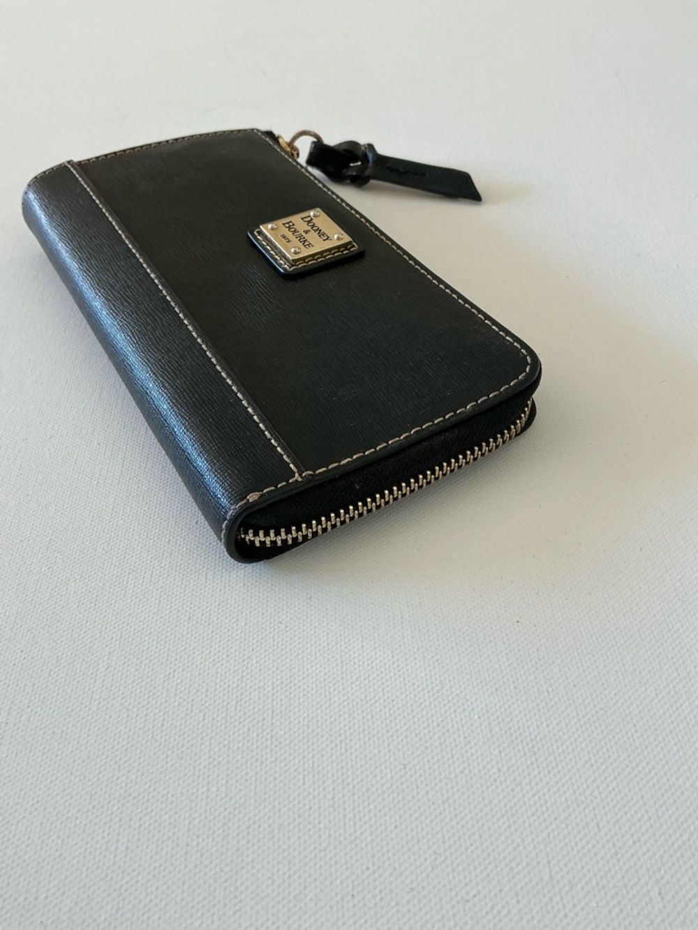 Dooney & Bourke Black Leather Zip Around Wallet Red Interior Logo Plaque - Picture 10 of 12